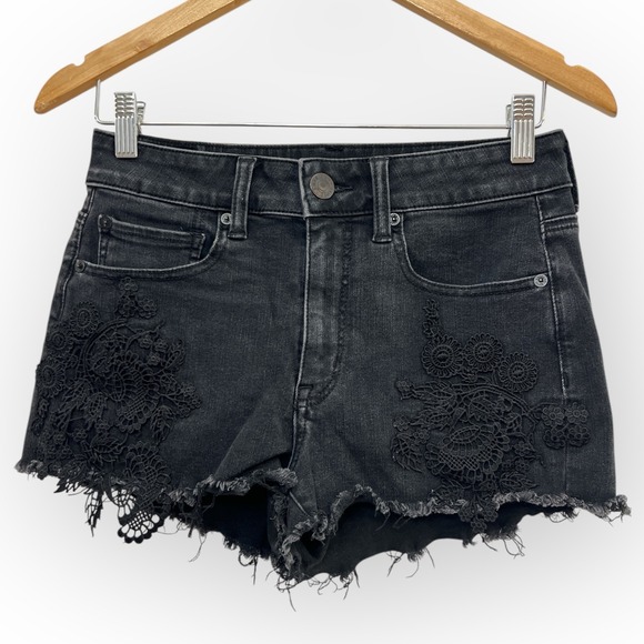 American Eagle Cutoff Shorts Women's 6 Black Denim Crochet Mid‎ Rise 2" Boho - Picture 1 of 6